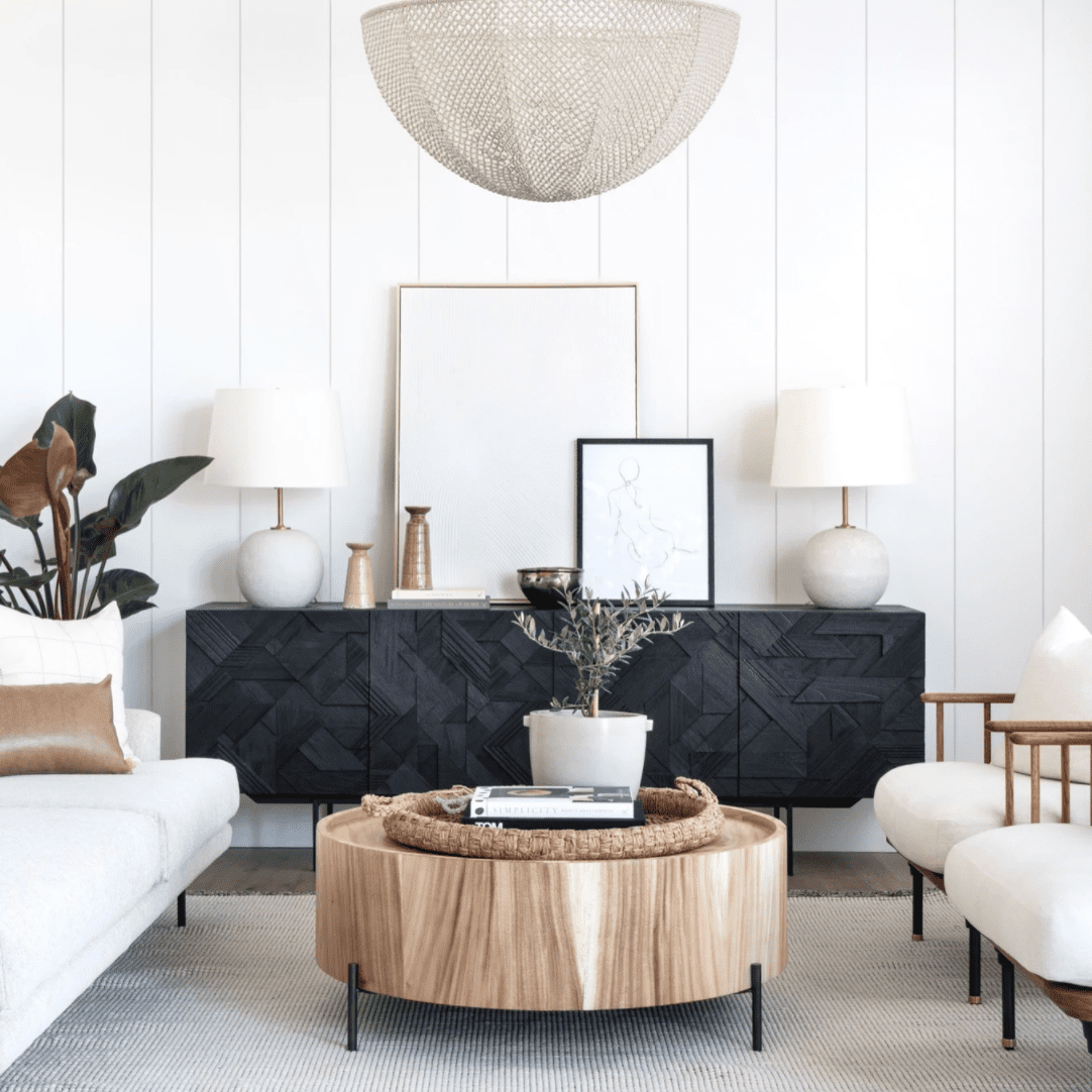 一种客厅的桌子，上面有一个可移动的存储托盘