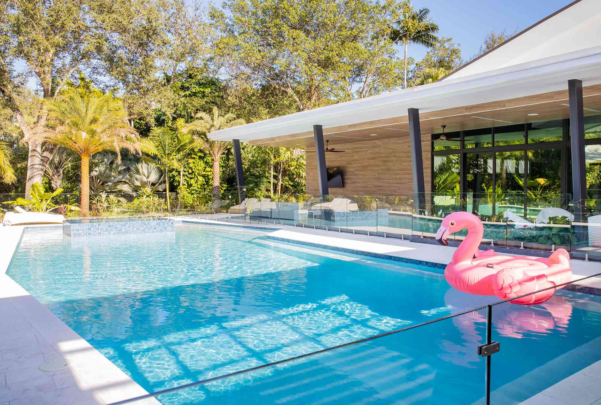 与火烈鸟floatie的游泳池