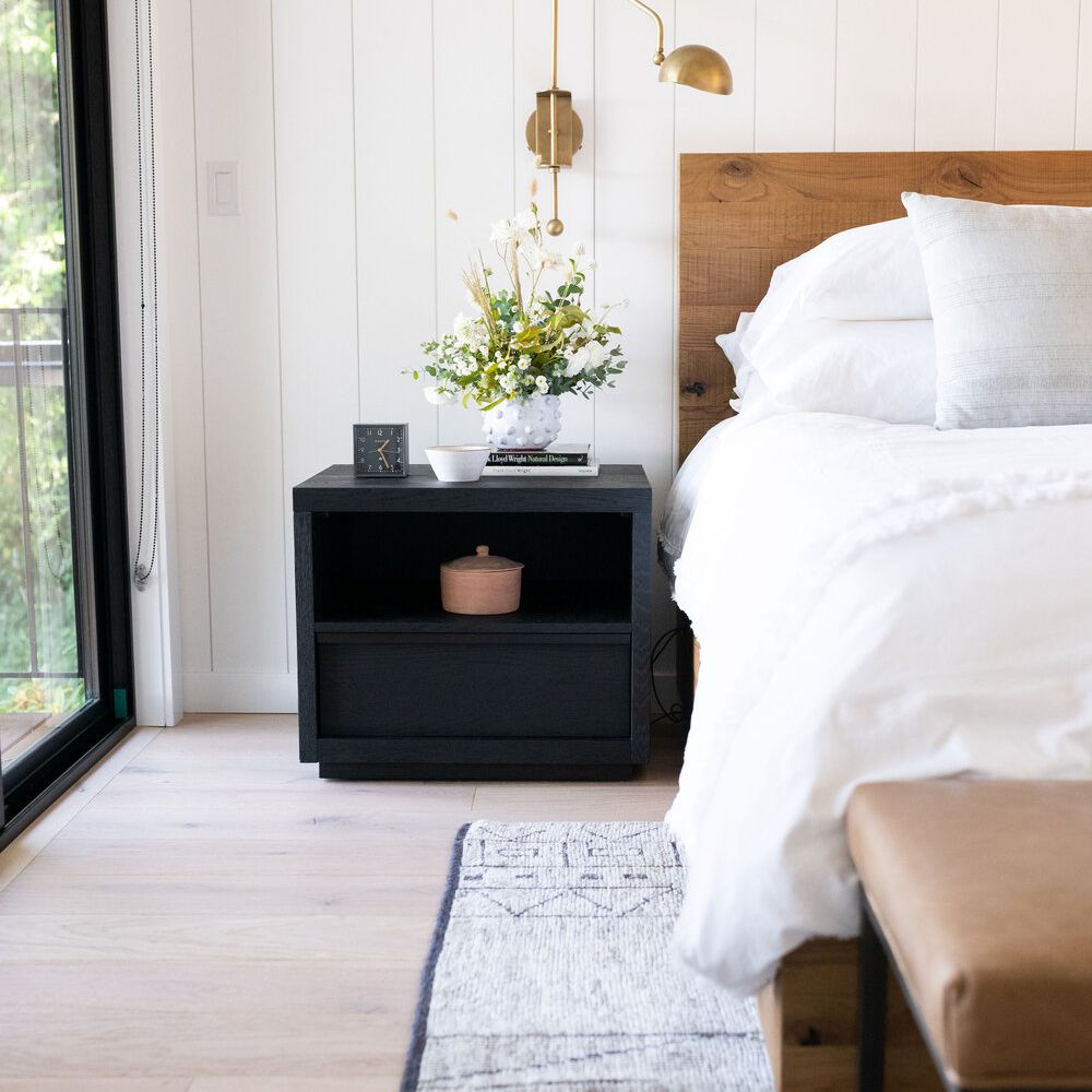 最好的卧室想法-白色的豆角与质朴的木质床头板和床头柜