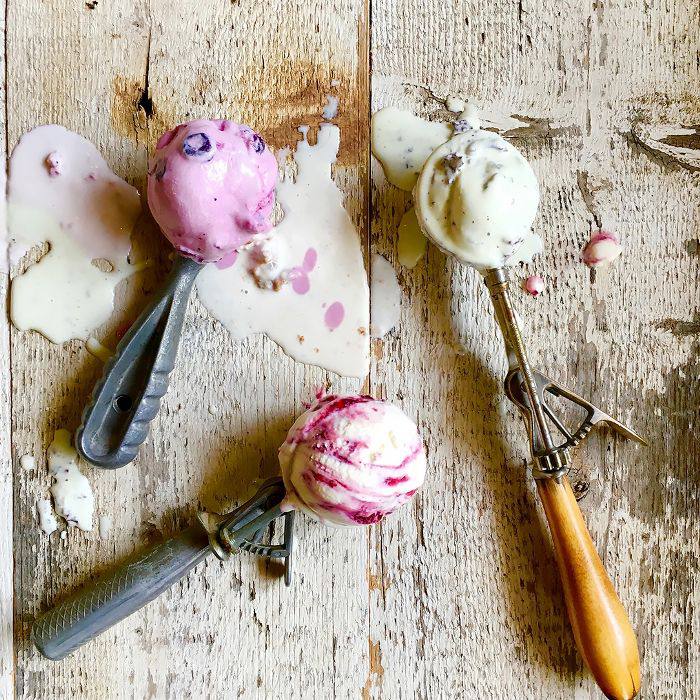 木制背景上的冰淇淋球