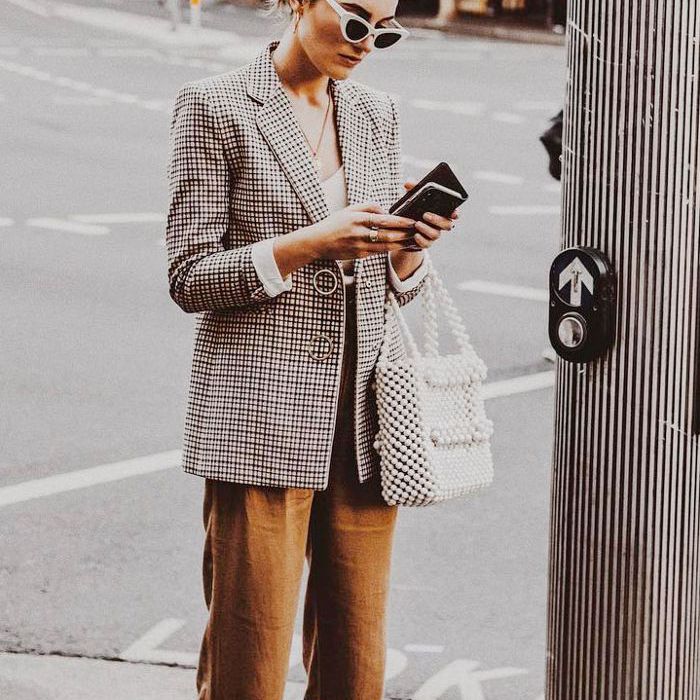 女人检查她的财务基础货币不在意应用