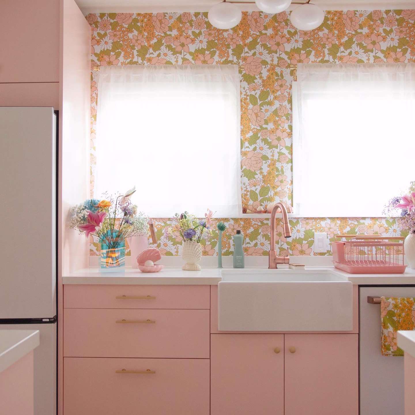粉色厨房，复古壁纸