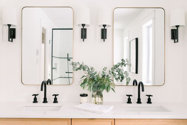 有金色镜子的浴室