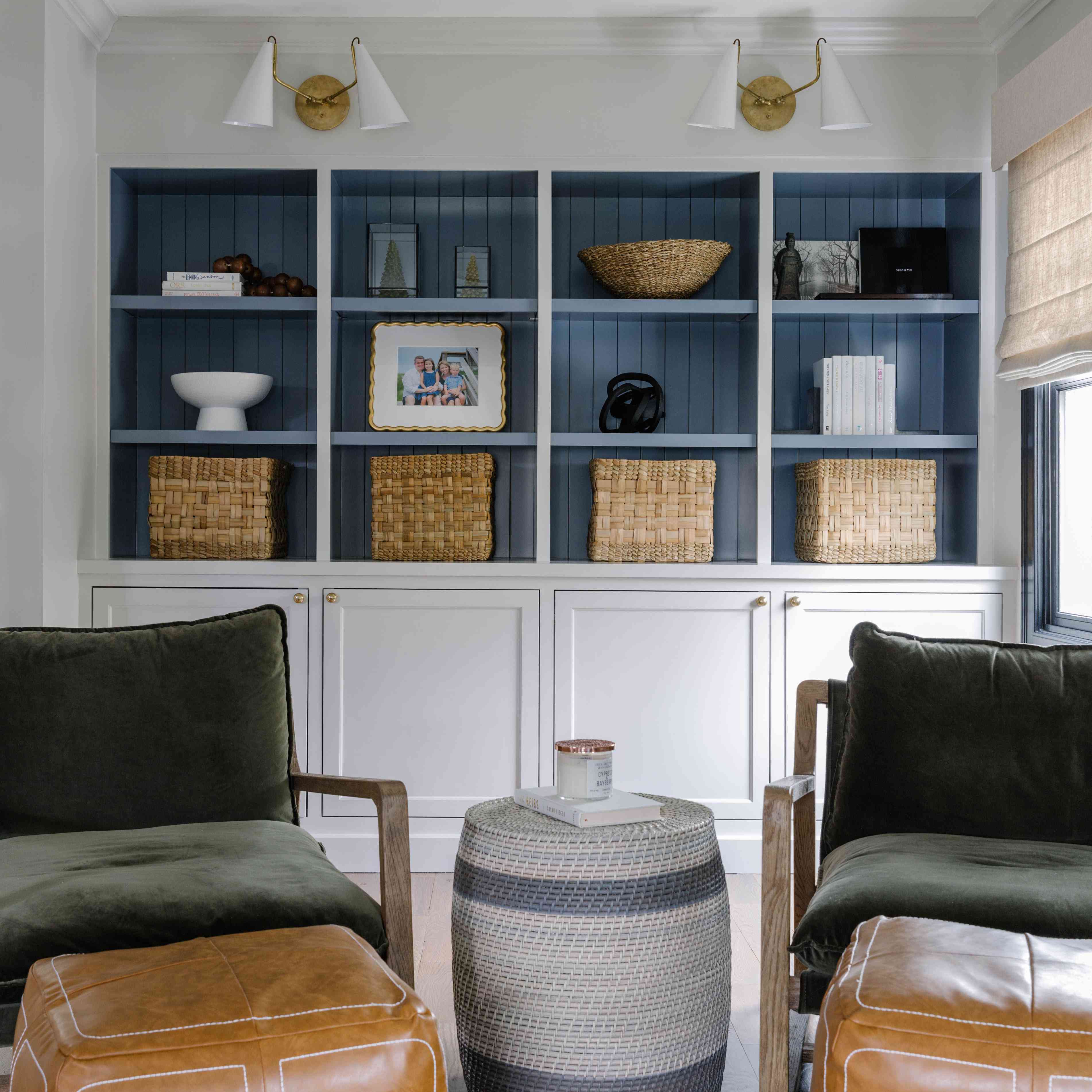 有绿色椅子和内置式家具的客厅。