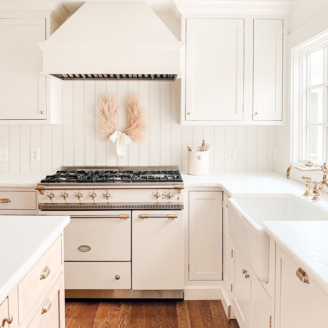 白色厨房与白色lacanche炉灶