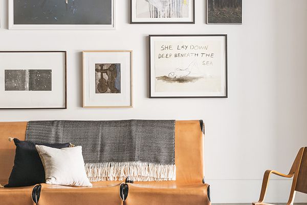 带皮革家具的画廊墙