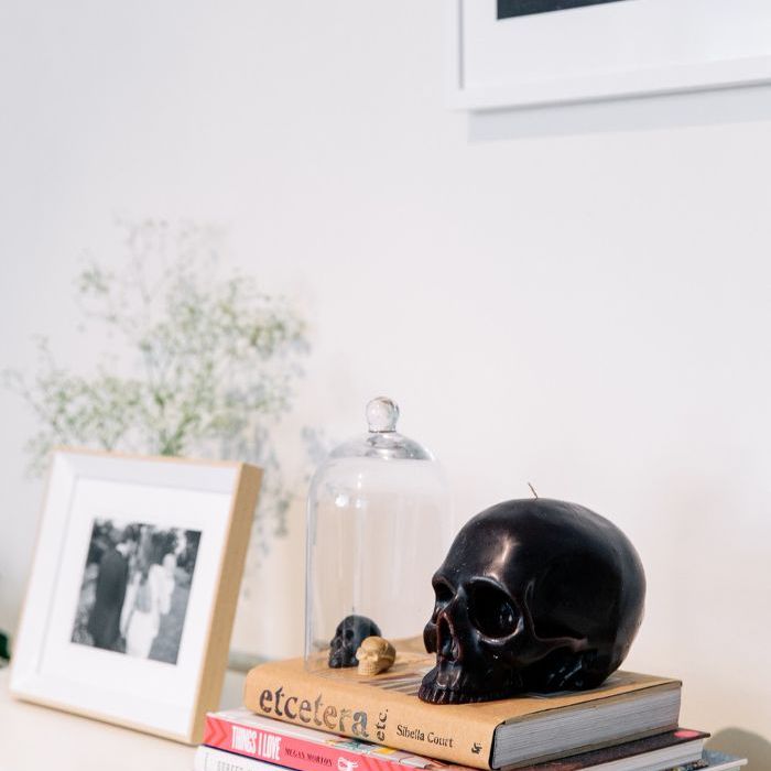 在书架上的特写项目，包括镜框的照片，书籍和装饰的头骨