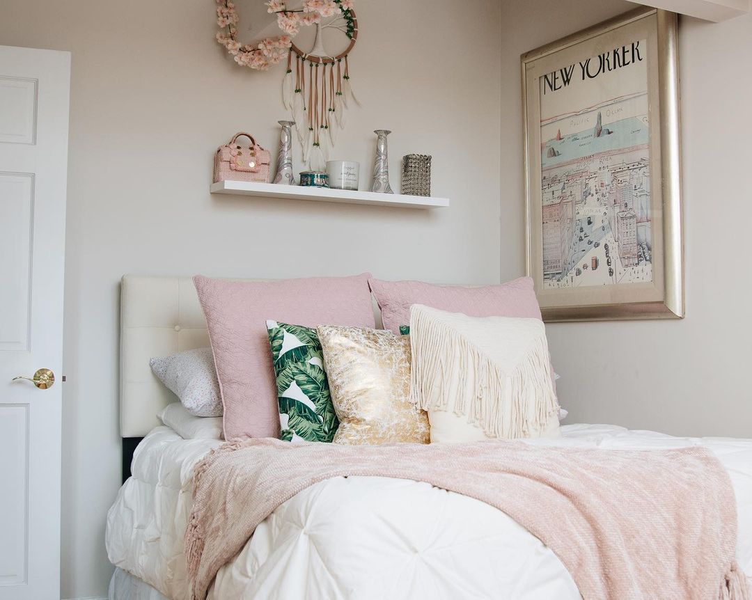 宿舍里的《纽约客》封面艺术海报。