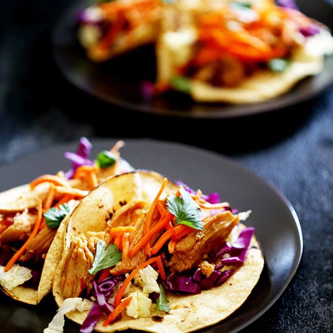 慢炖锅辣椒鸡炸玉米饼