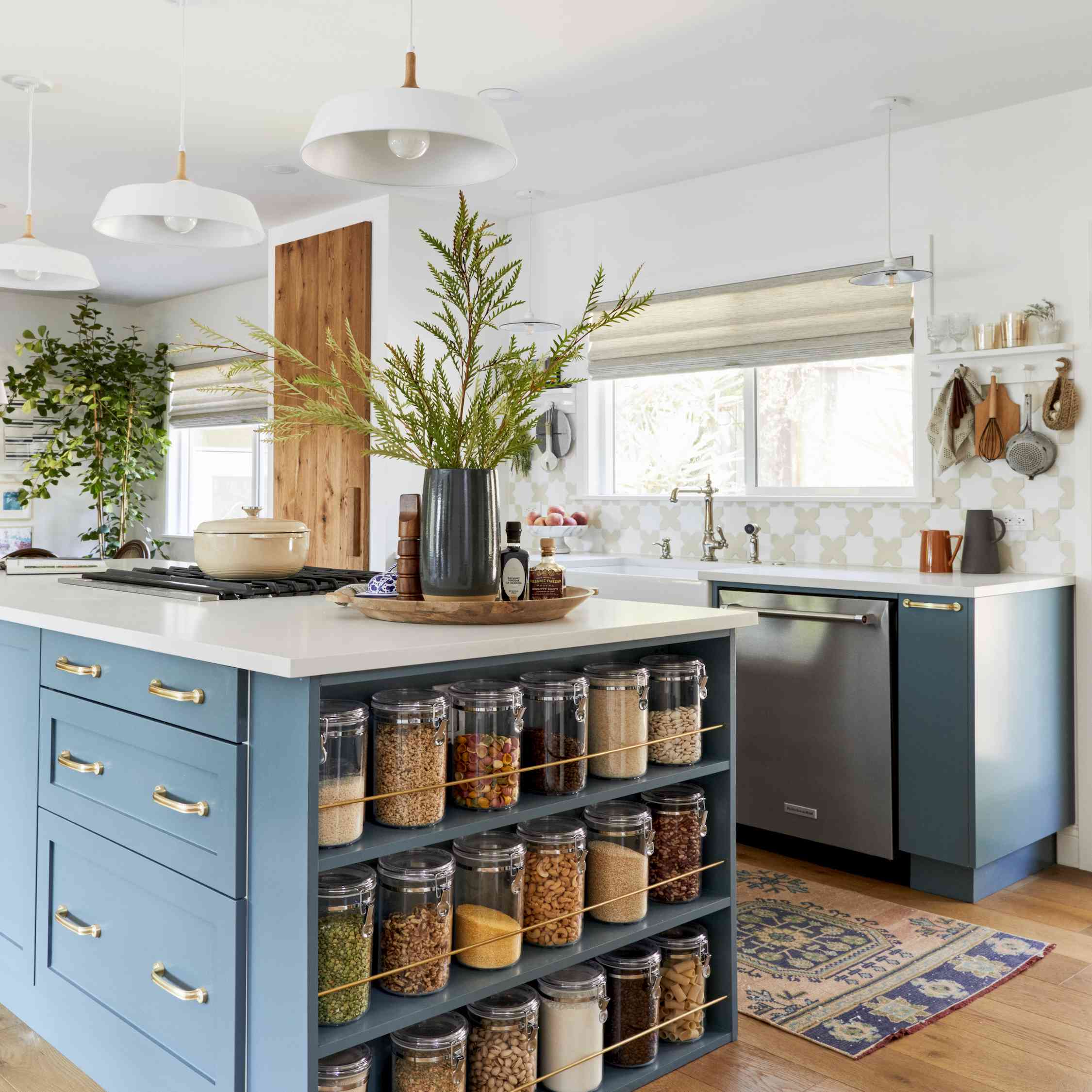 厨房岛和储存香料罐的架子。