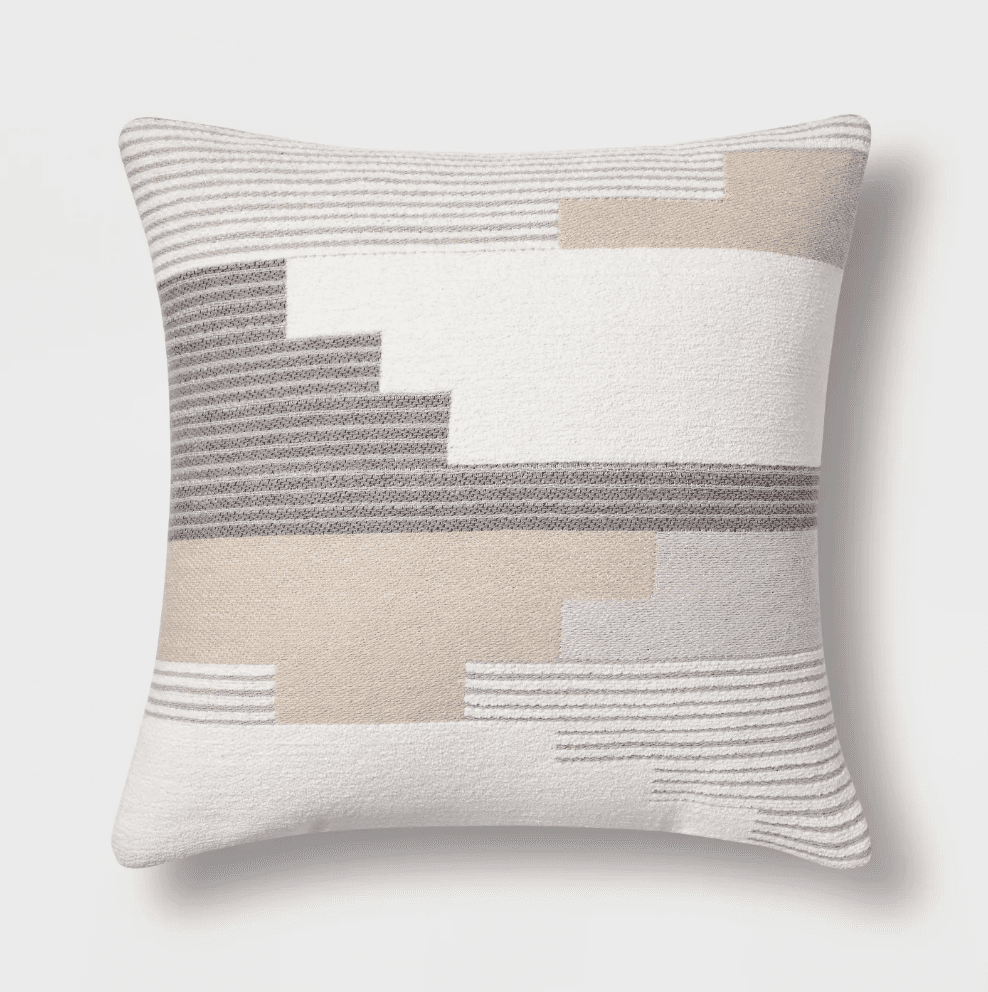 西南地理广场扔枕头