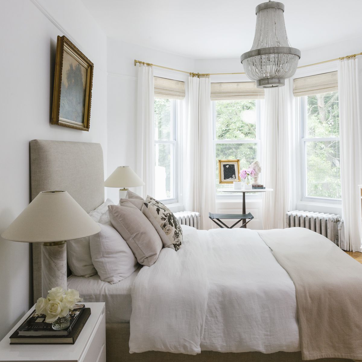 柔软的中性卧室配有枝形吊灯。