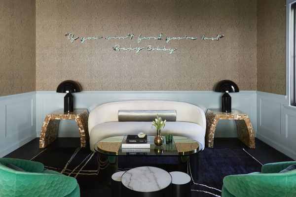 Luxe客厅与霓虹ricky bobby引用的霓虹灯。