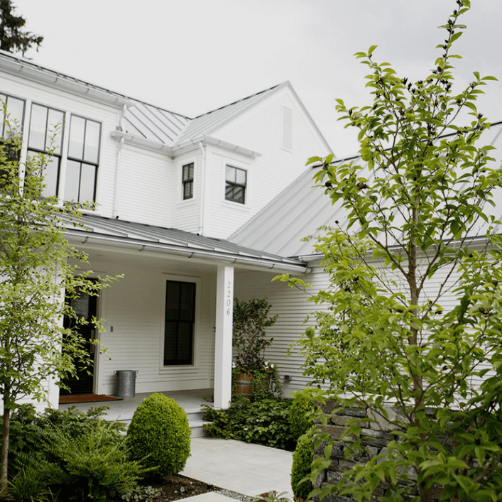 现代农舍外观与许多绿色植物。