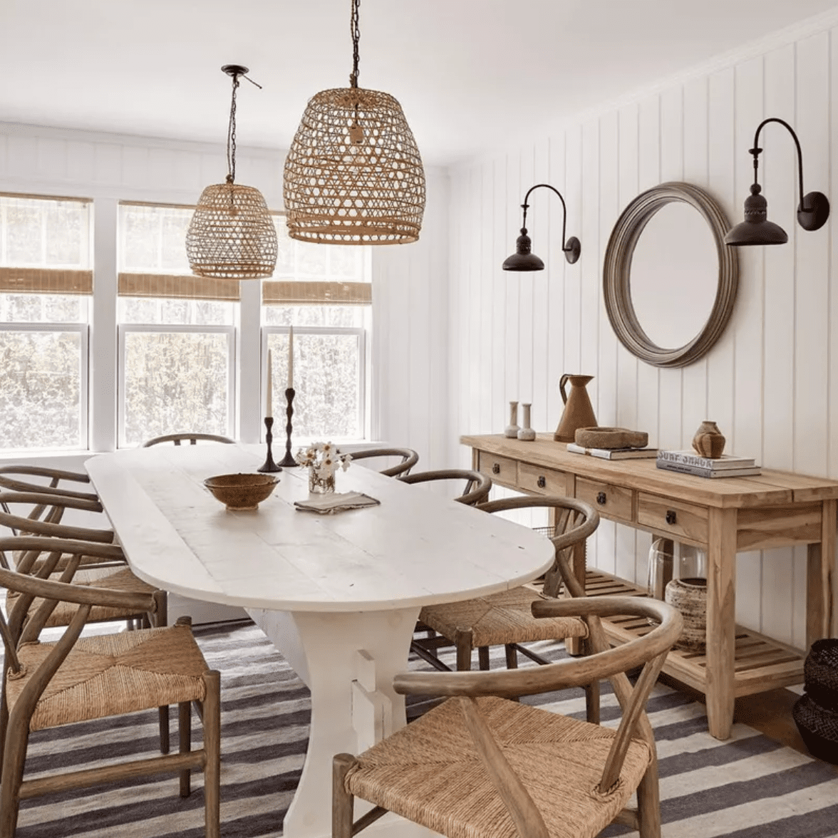 餐厅里有编织的吊灯、编织的椅子和编织的罗马窗帘