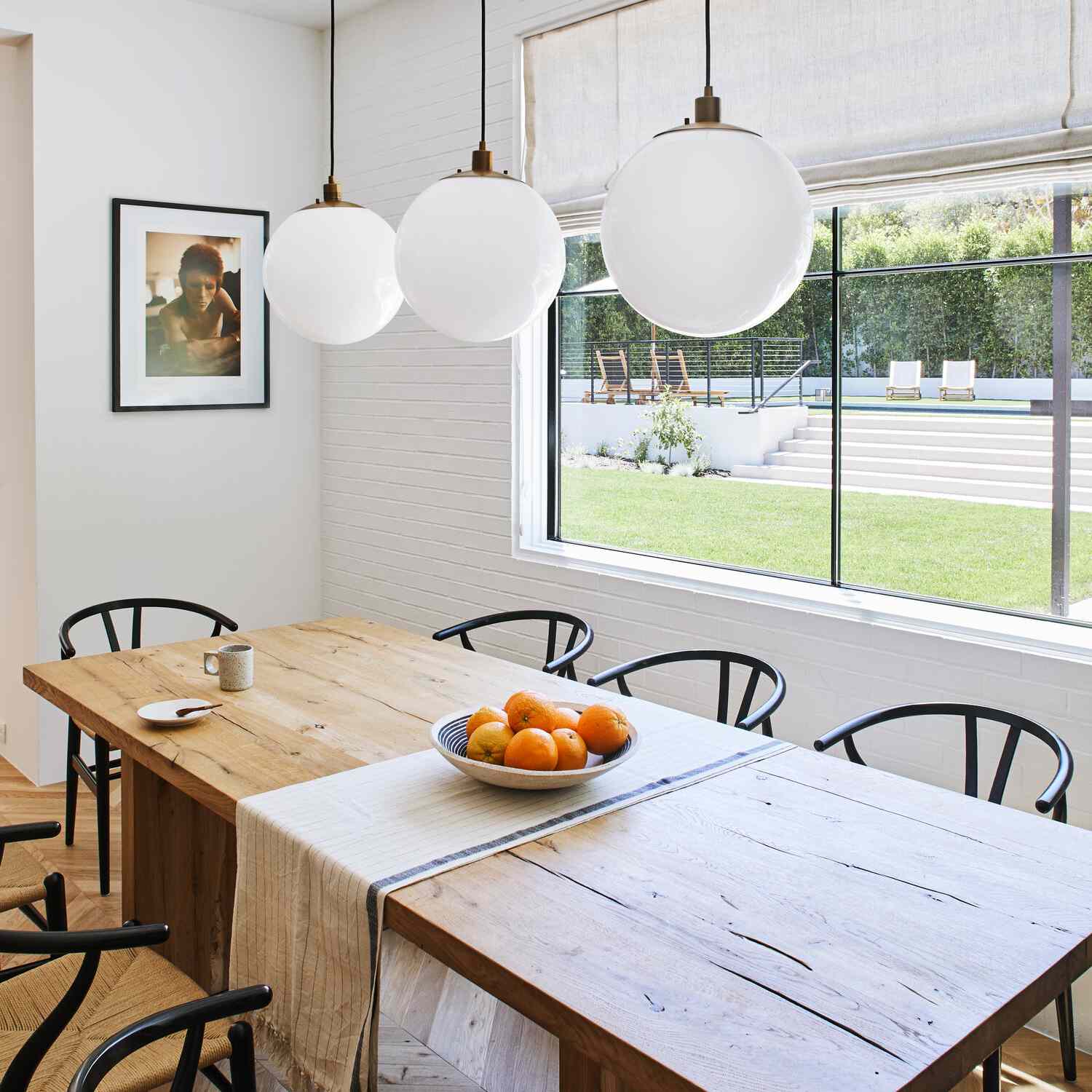 一张木桌与横向侧面的亚麻桌跑步者