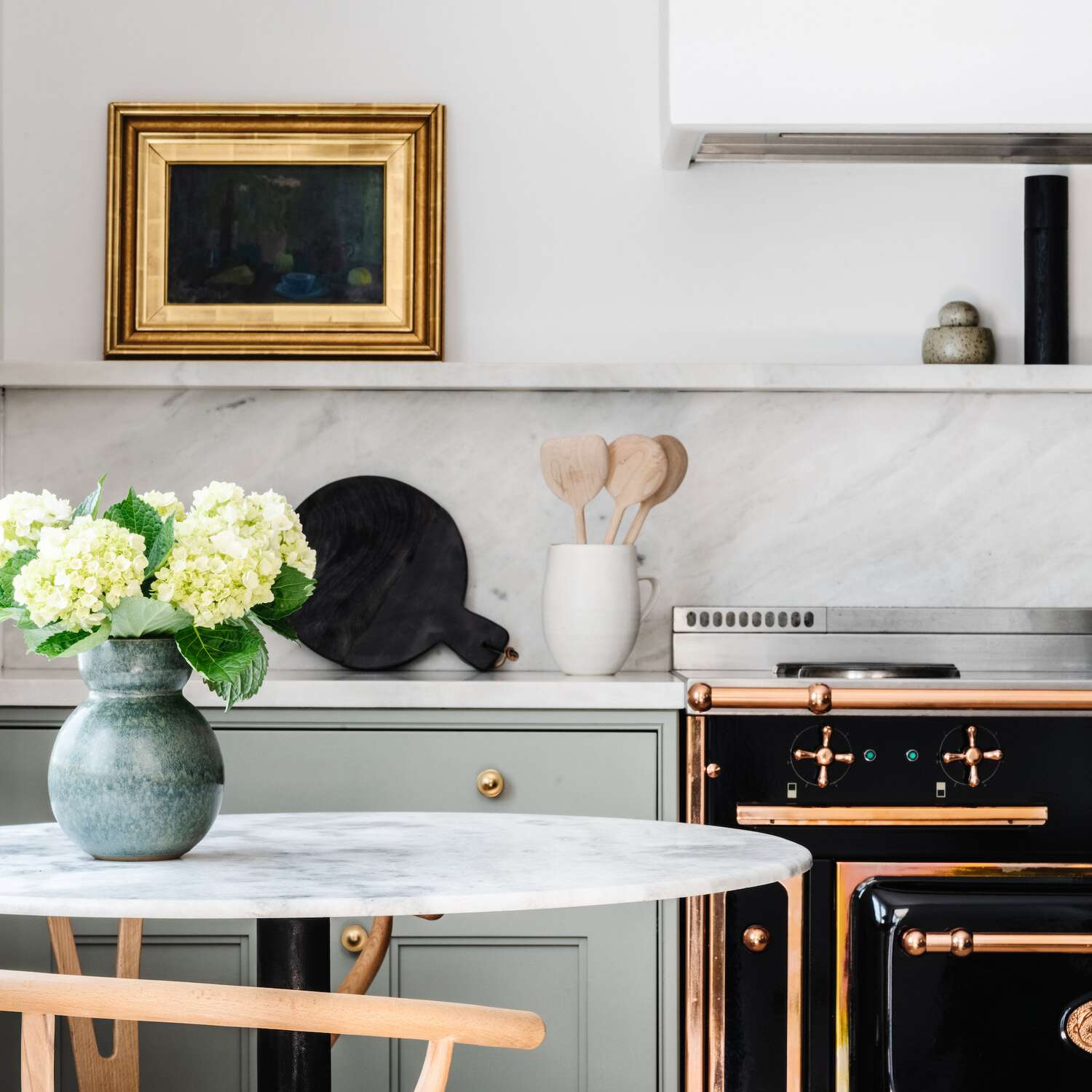 带有大理石背板的厨房配有小匹配架子