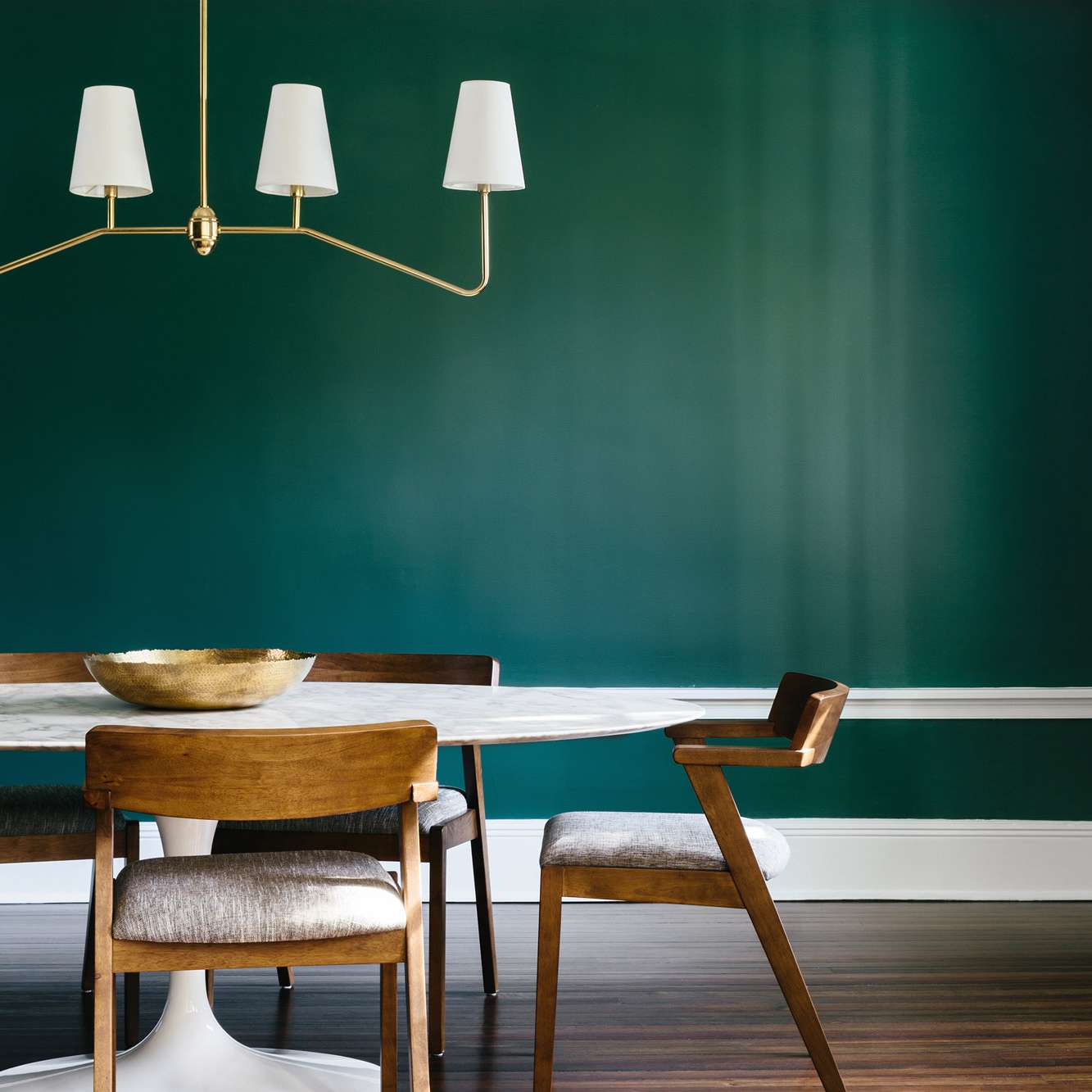 一间墙壁漆成翠绿色的餐厅
