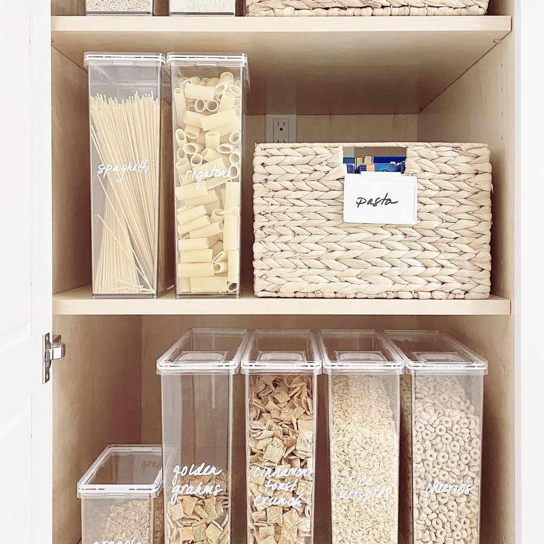 带标签箱的橱柜