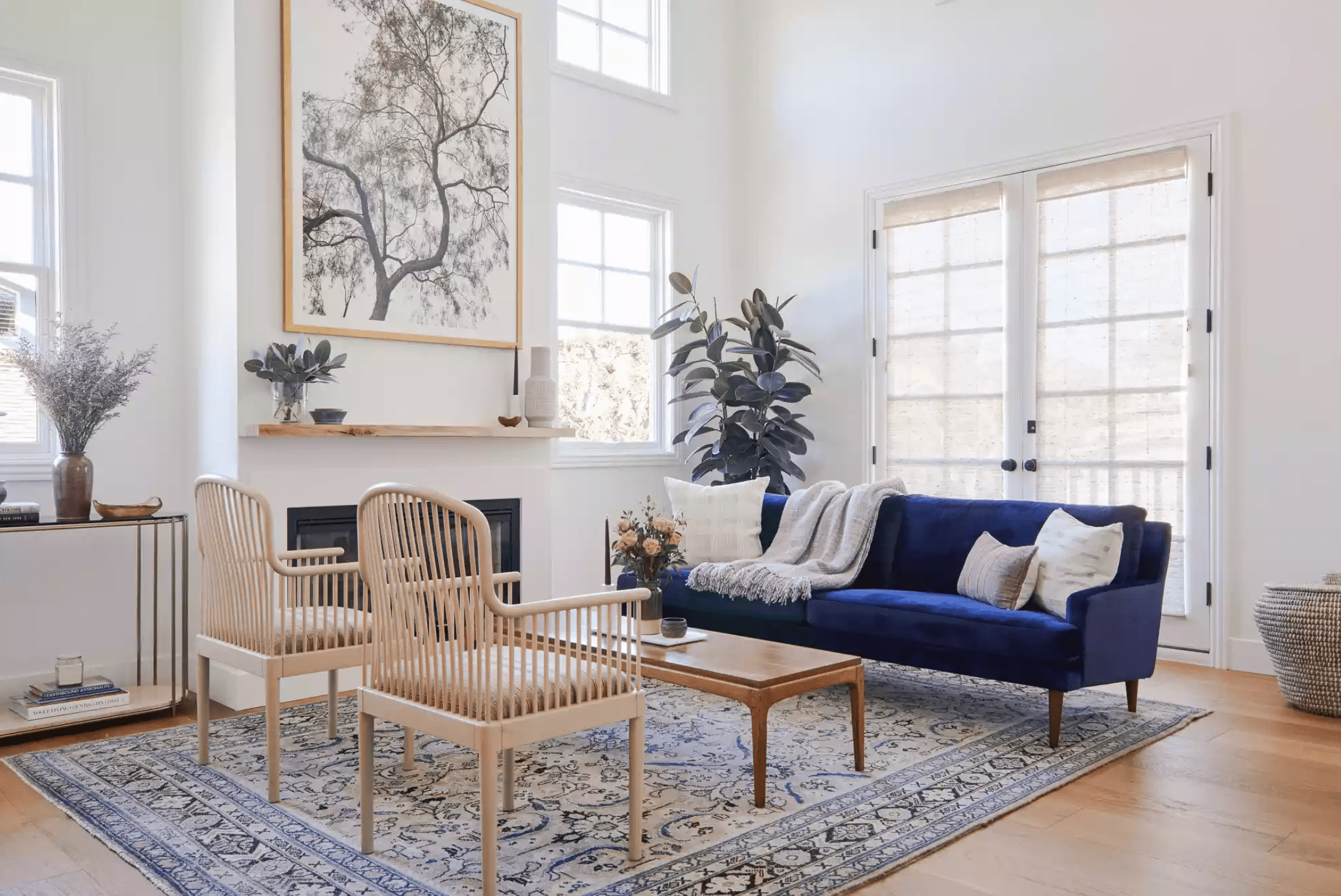 光线充足的客厅沙发上的蓝色大图案的面积地毯