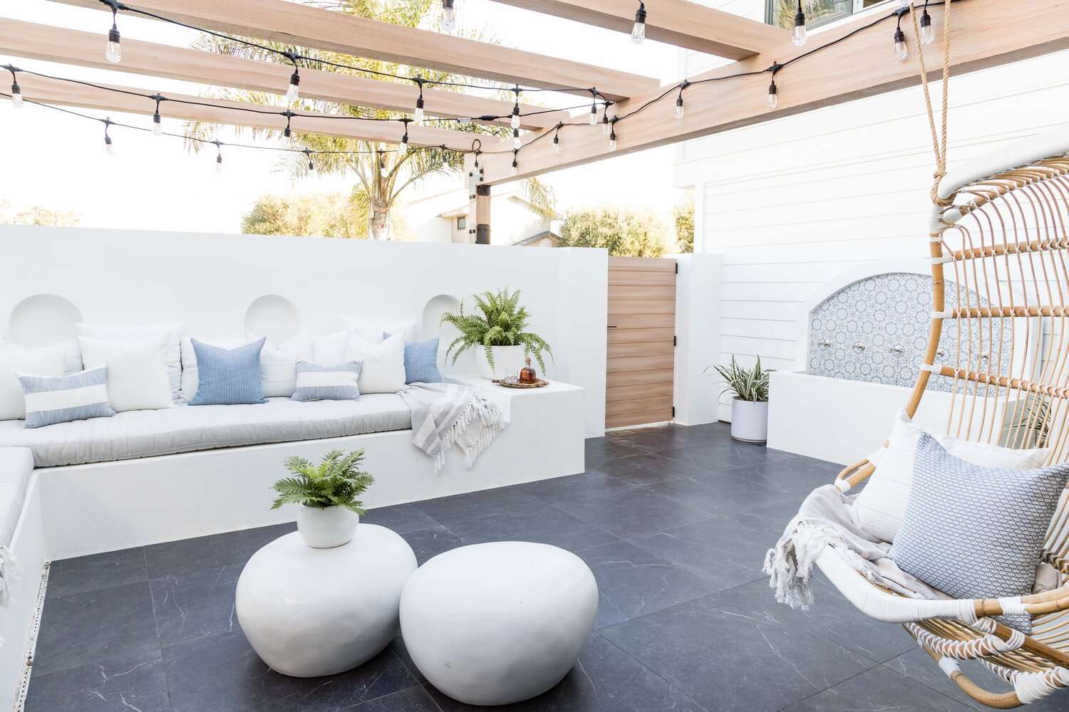 户外庭院，时尚的吊椅。