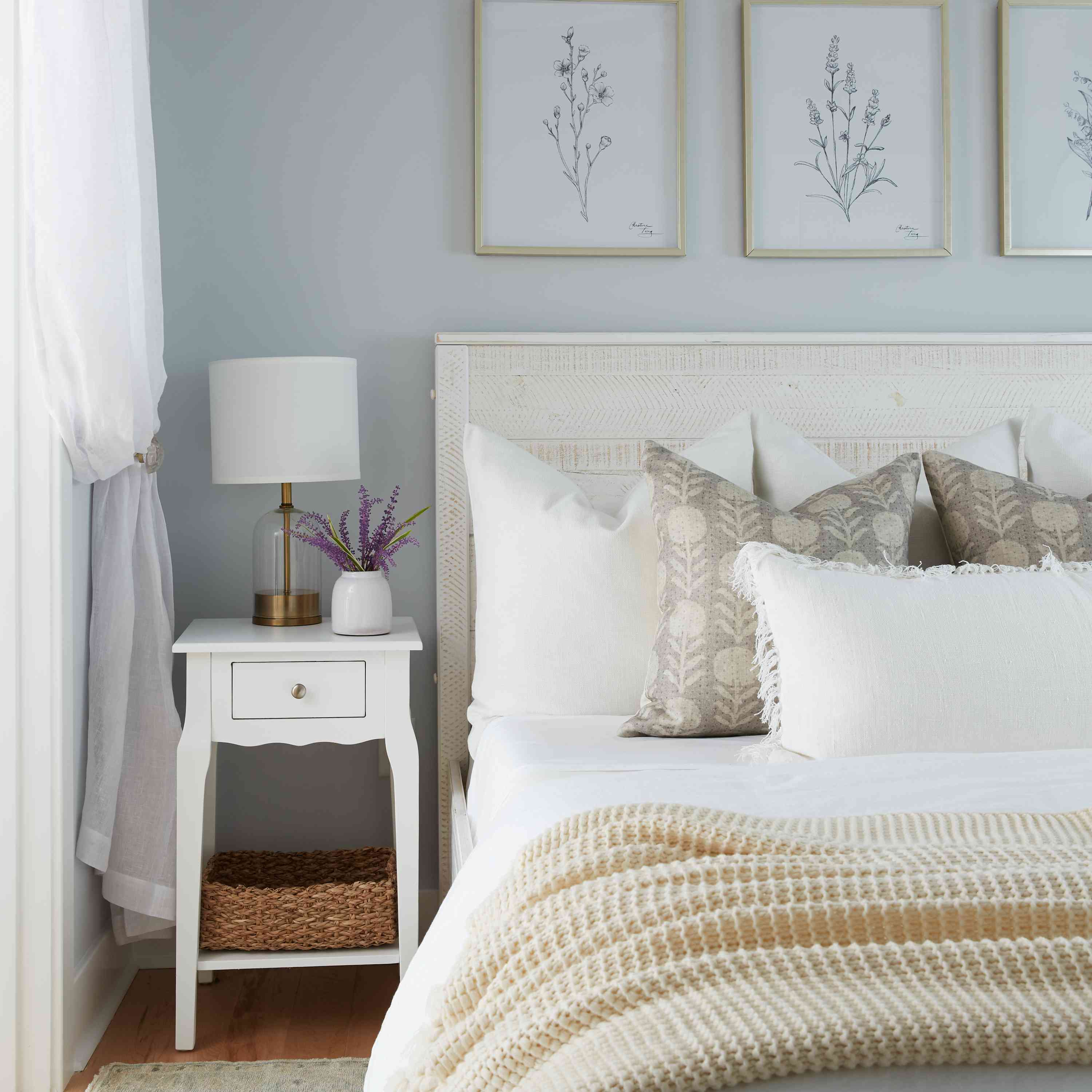 春天的灵感卧室与花卉墙艺术和柔软的床上用品。