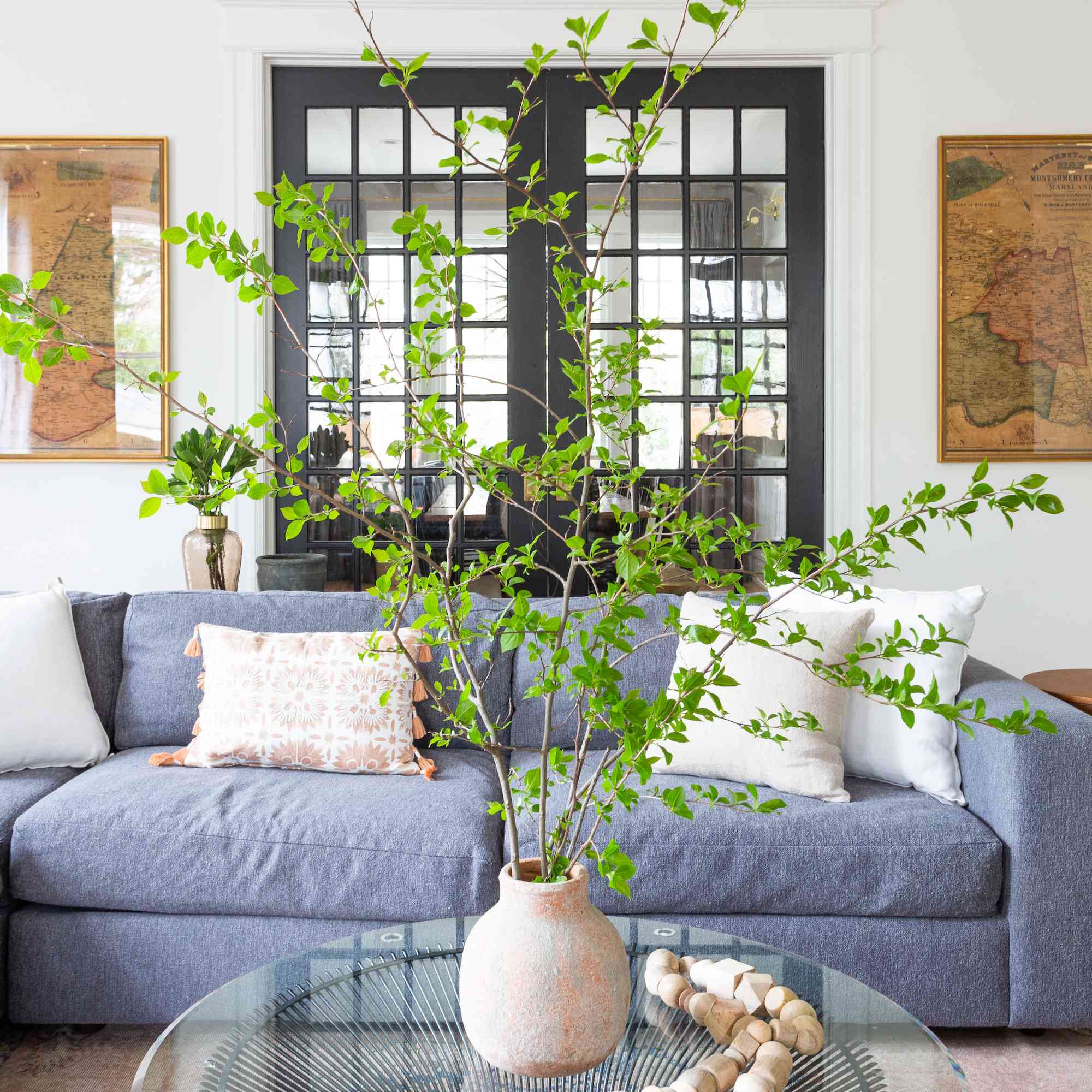 客厅沙发在黑色滑动门旁边。