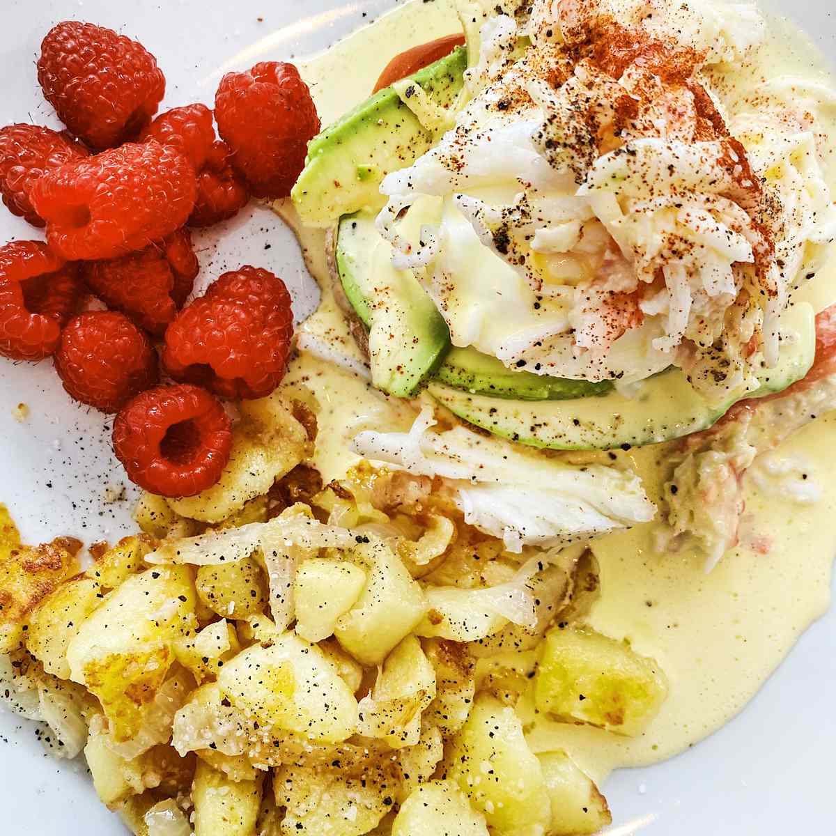 蟹肉和鳄梨蛋本尼迪克