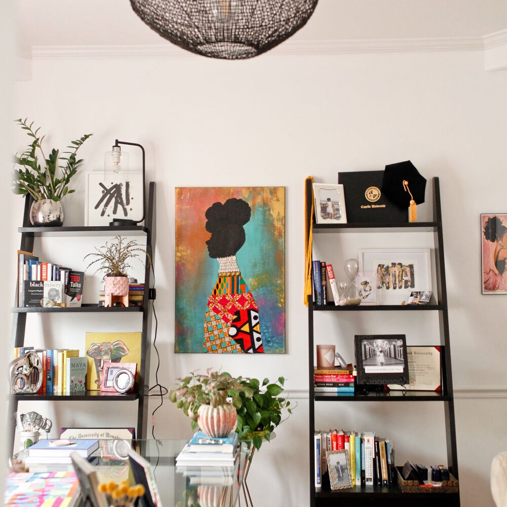 书架上摆放着个人纪念品、书籍和植物