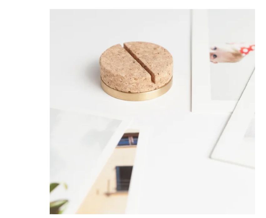 有裂缝的圆形软木能使照片直立。