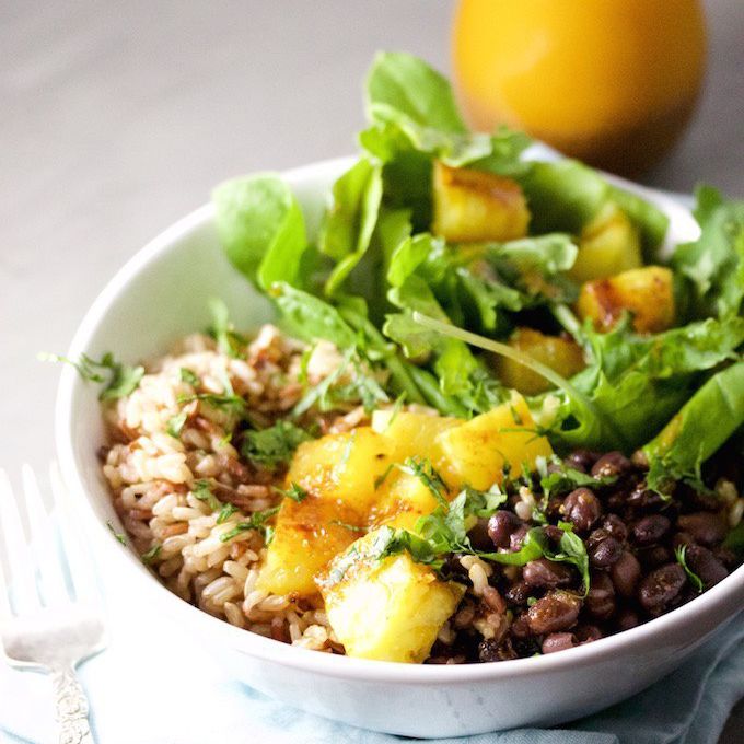 糙米，黑豆，烤菠萝碗安乔辣椒酱