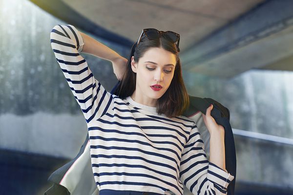 投入夹克的时髦的妇女