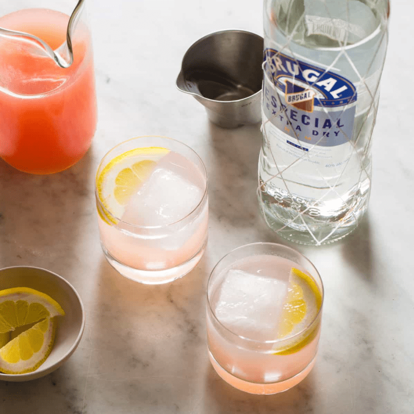 红葡萄柚spritzer鸡尾酒