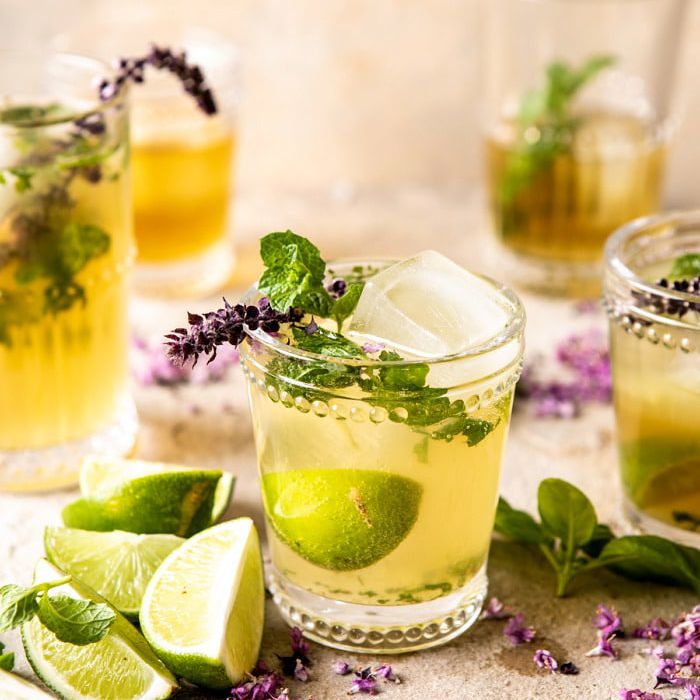 用青柠角和碎花装饰的鸡尾酒。