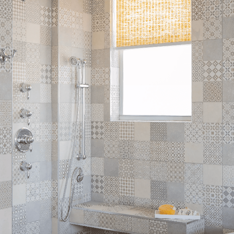 带混合型灰色印刷瓷砖的淋浴
