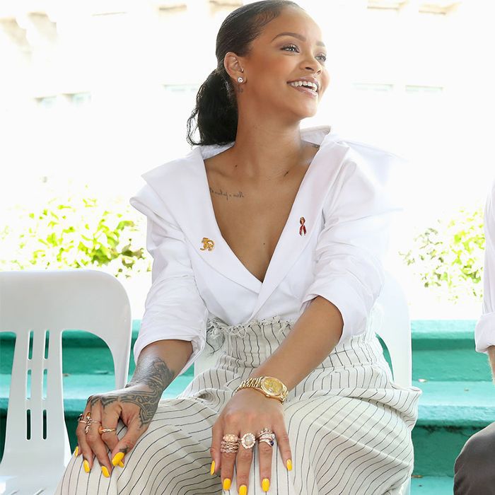 蕾哈娜戴着手表