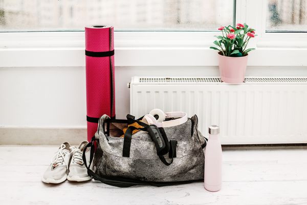为什么我开始在2020年跑 - 带瑜伽垫，水瓶和网球鞋的健身包