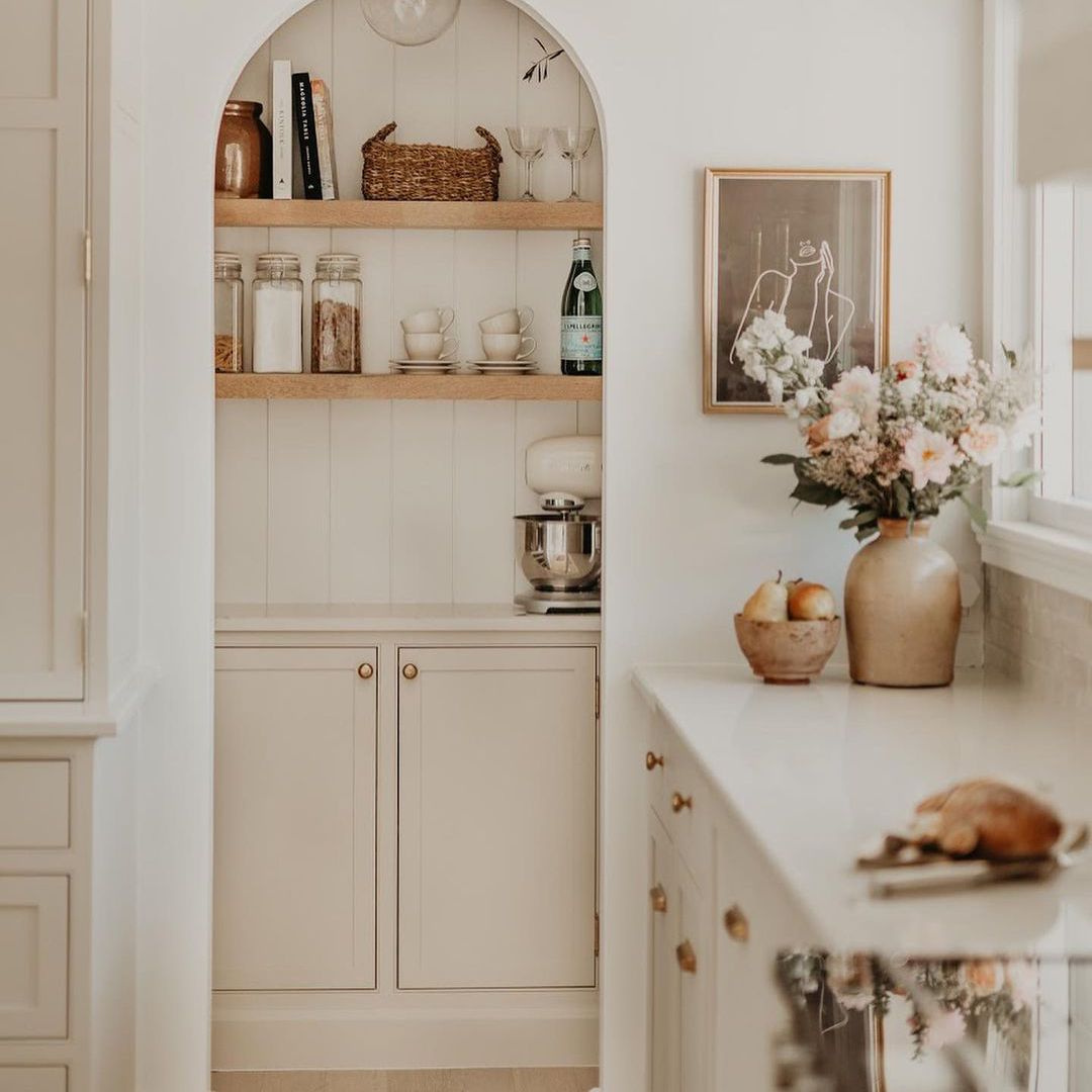 白色厨房，带一个角落