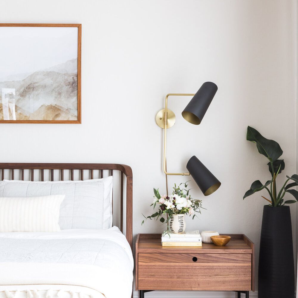 干净的卧室与大地色调和天窗照明