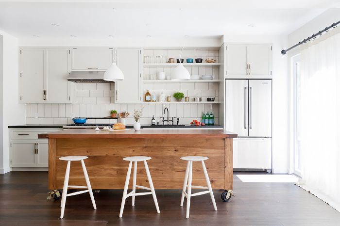 白色厨房，瓷砖墙