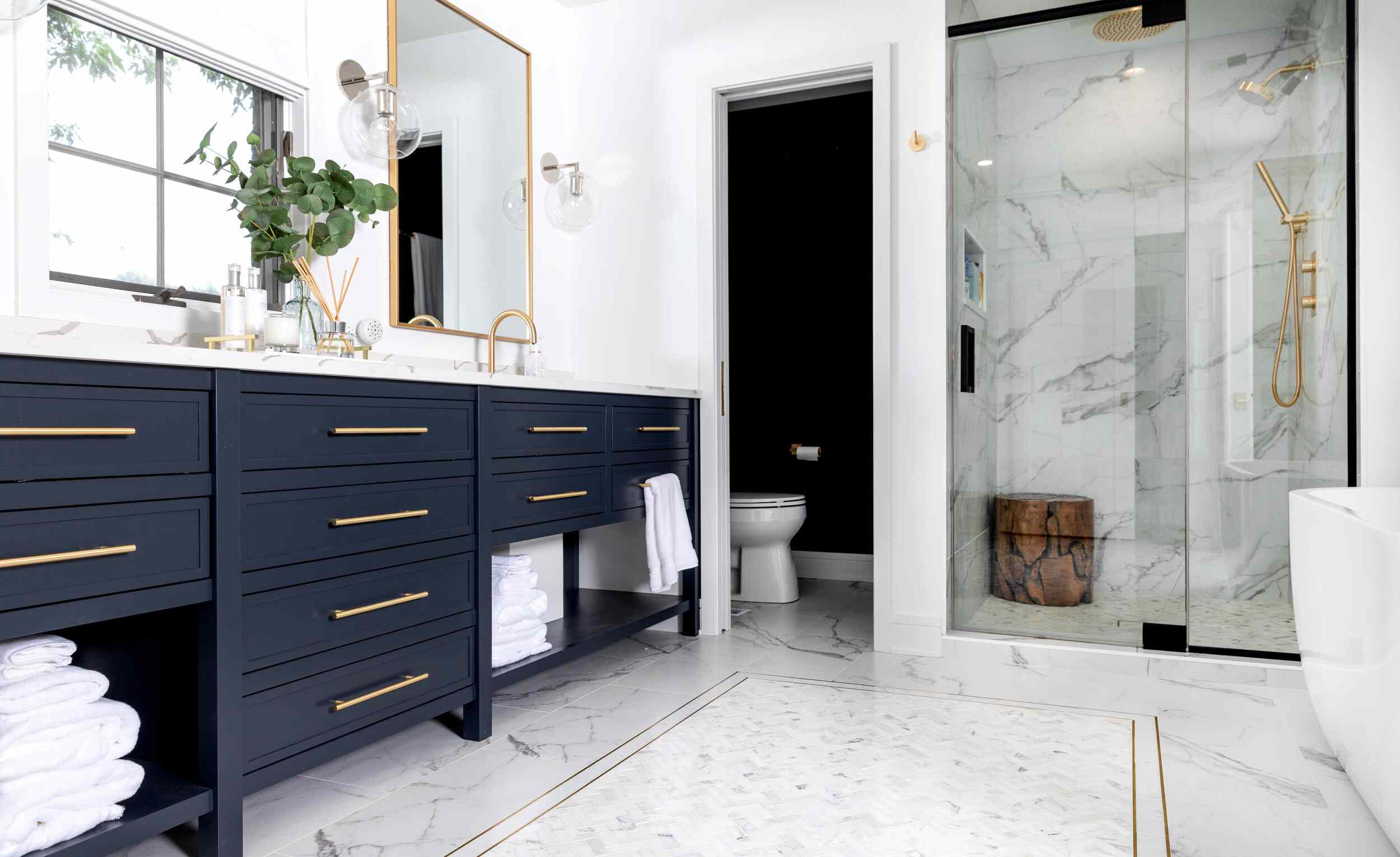 蓝双虚荣与金色配饰