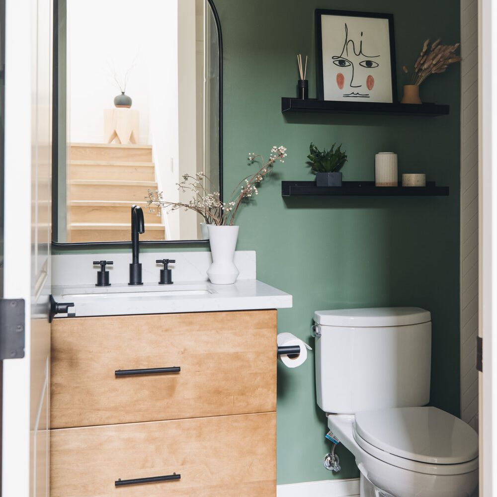 在厕所的储物柜上