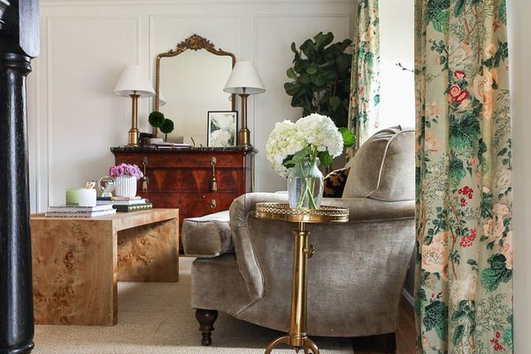 带伯尔伍德桌的客厅