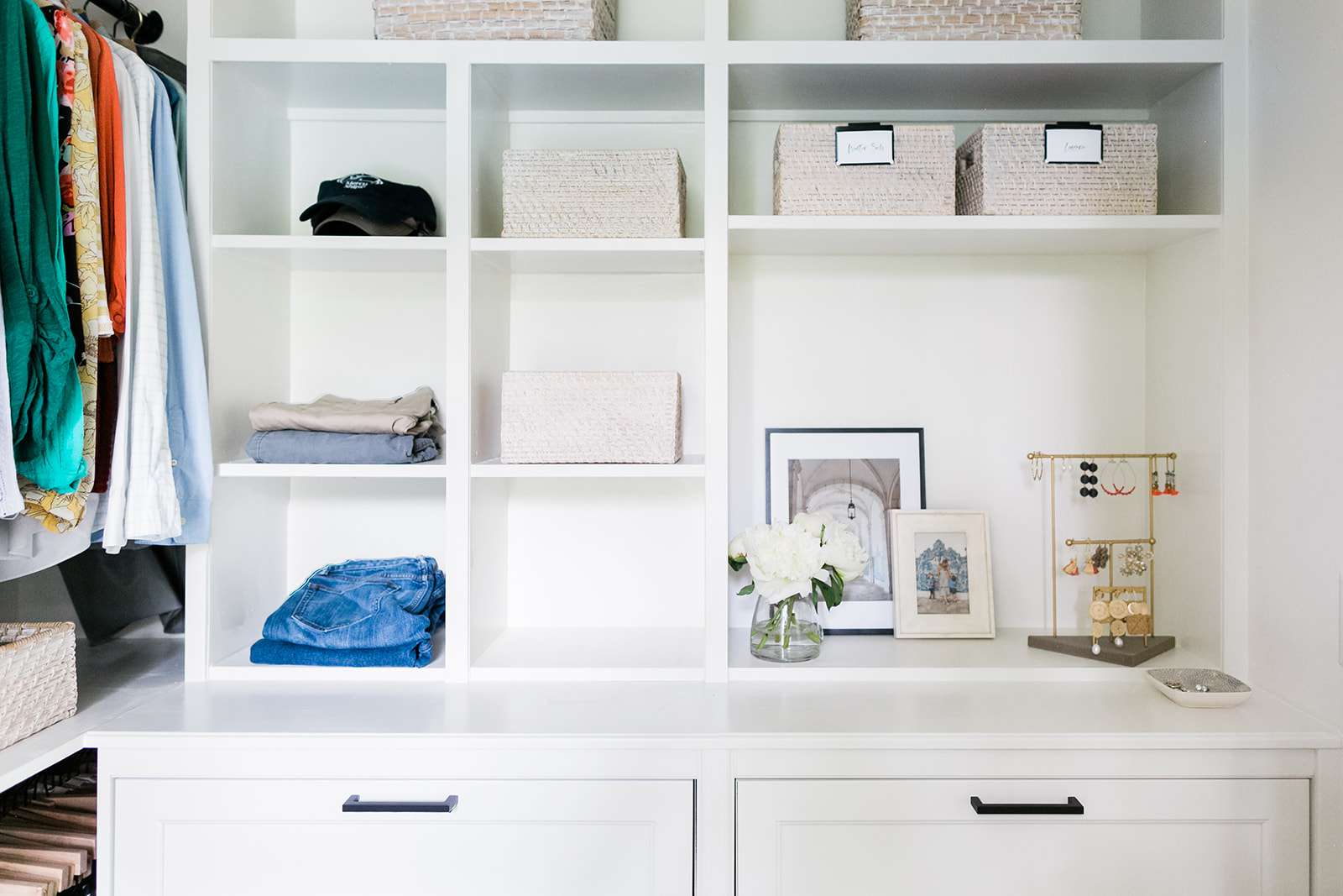 带储物柜的极简橱柜