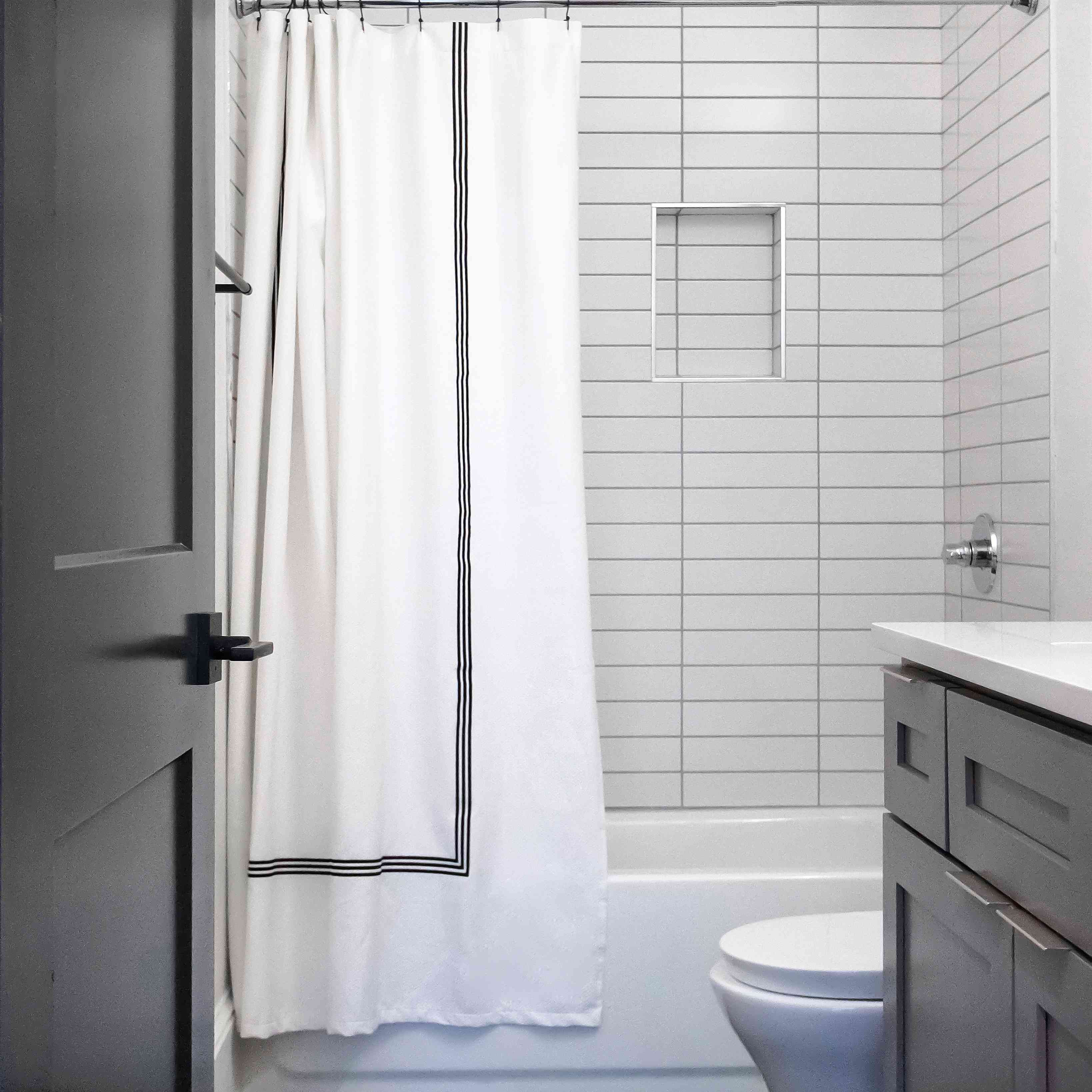 黑色瓷砖单身浴室