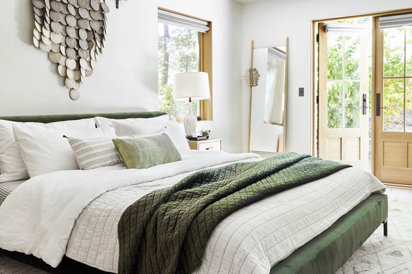 白色和绿色的卧室