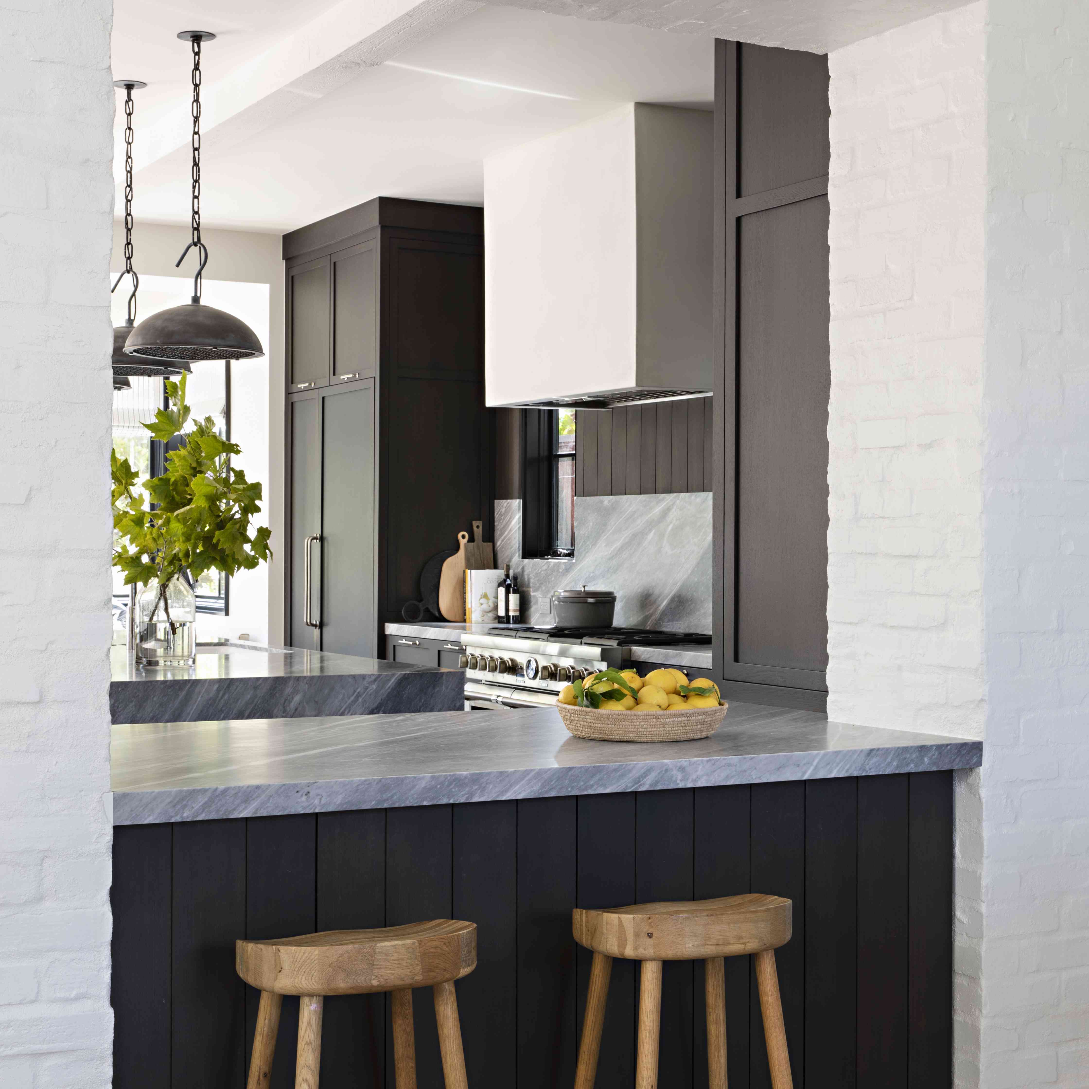 黑色和白色厨房