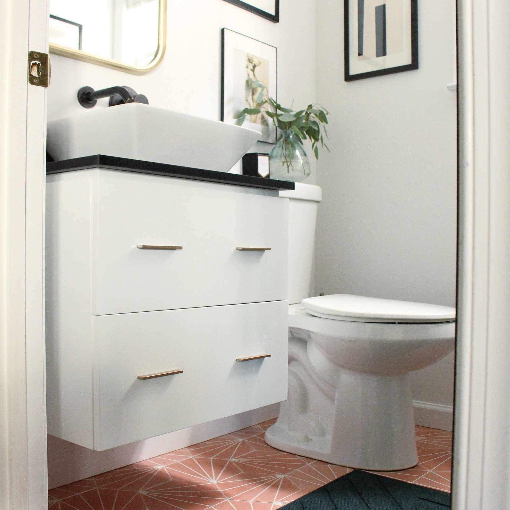 粉红色瓷砖浴室