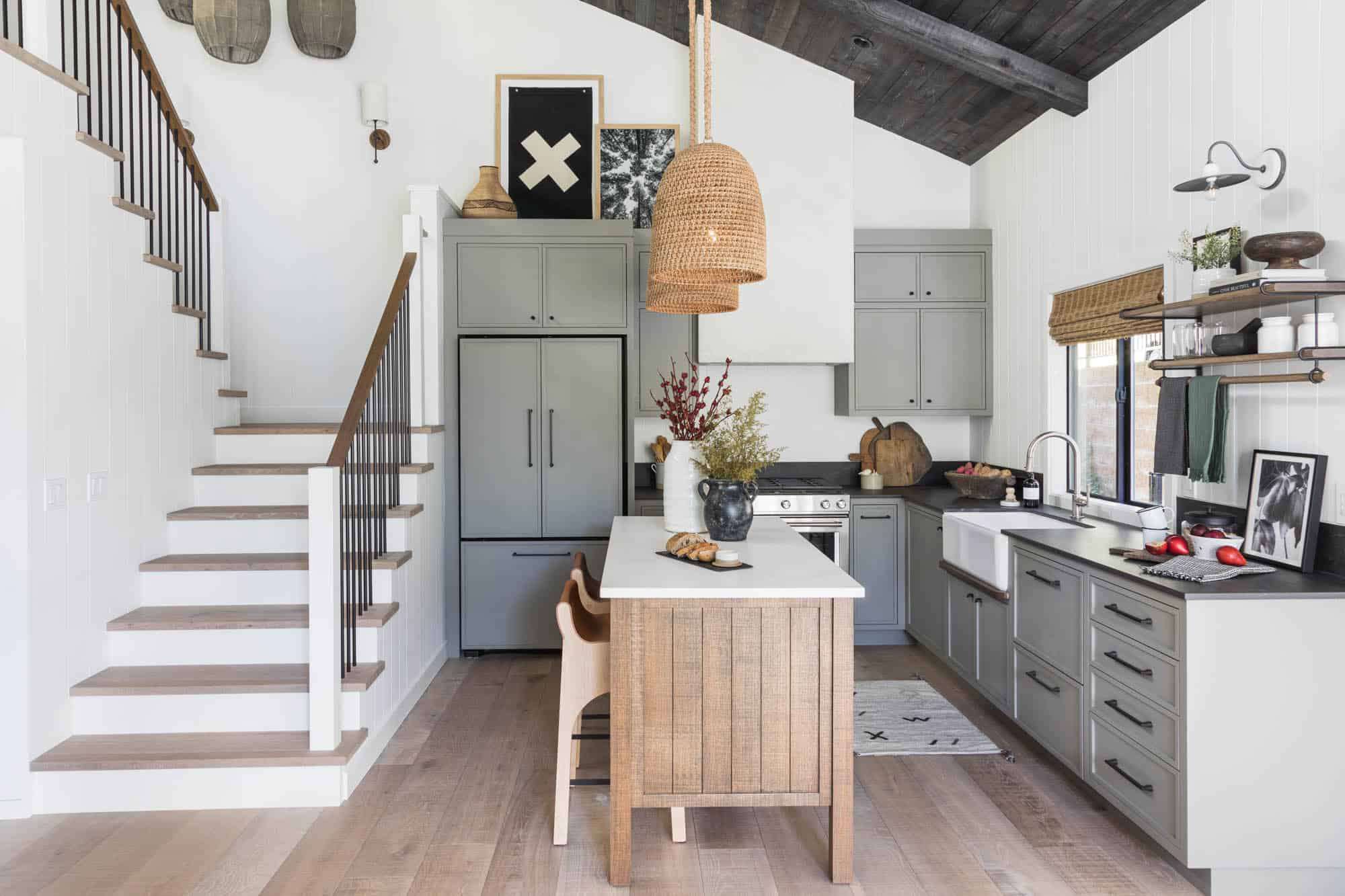 楼梯旁边的一个开放式概念厨房