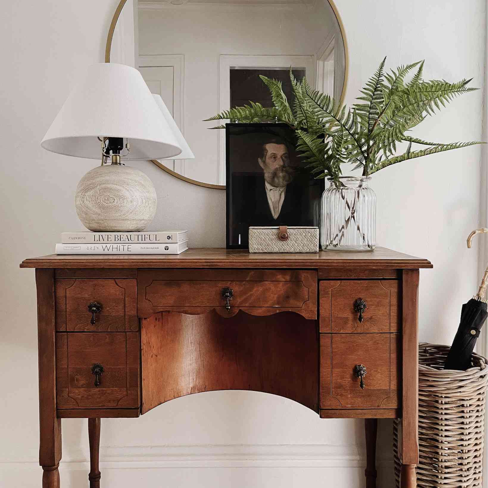 与白色灯和蕨叶子的入口桌。